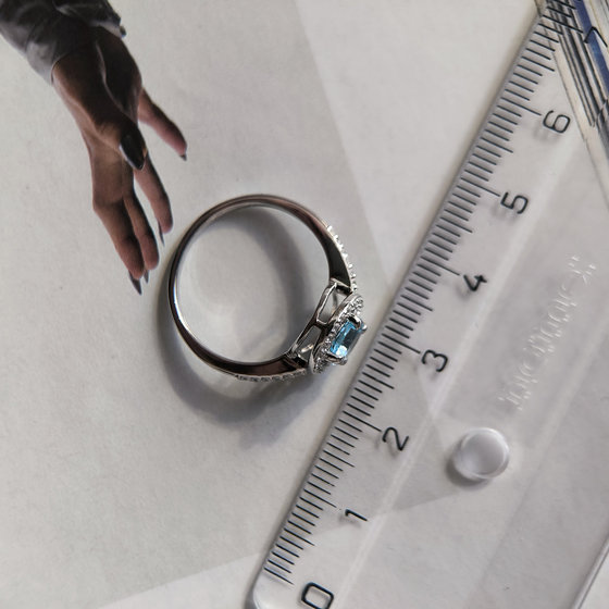 Серебряное кольцо с топазом 1.38ct, фианитами