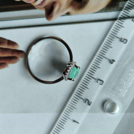Silver ring with a 1.45-carat emerald