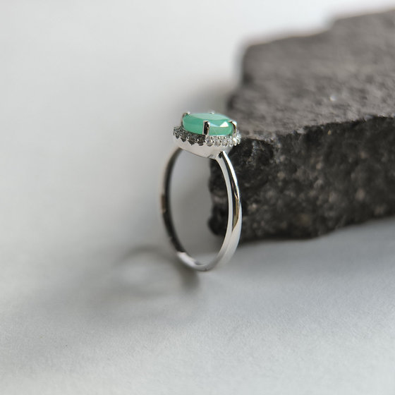 Silver ring with a 1.45-carat emerald