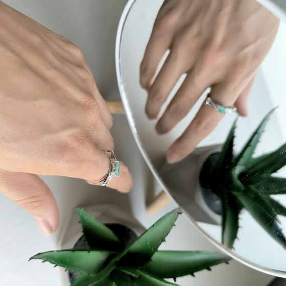 Срібна каблучка зі смарагдом 0.626ct, фіанітами