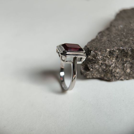 Срібна каблучка з гранатом 2.942ct