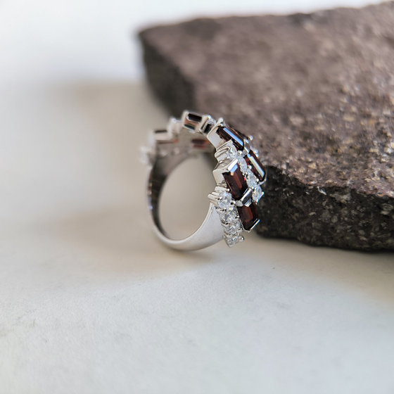 Срібна каблучка з гранатом 5.692ct