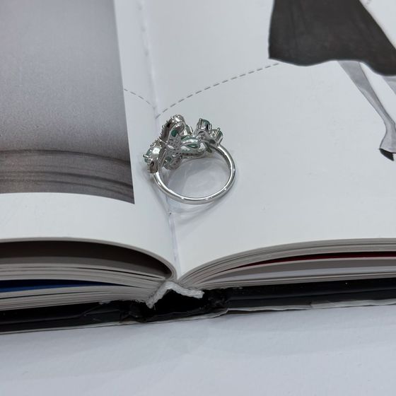 Срібна каблучка зі смарагдом, фіанітами