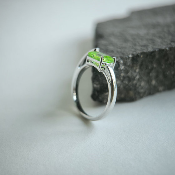 Серебряное кольцо с хризолітом 1.356ct
