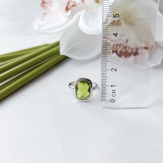 Silver ring with a 6.933-carat chrysolite