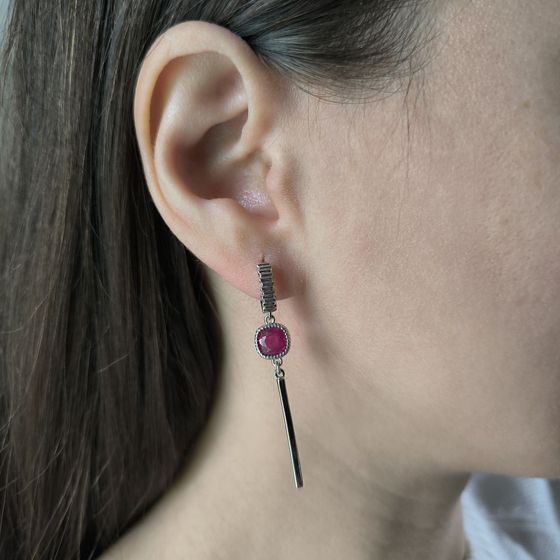 Срібні сережки з рубіном