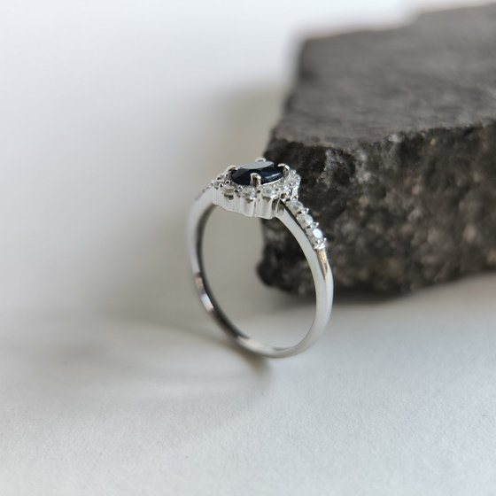 Silver ring with a 1.048ct sapphire