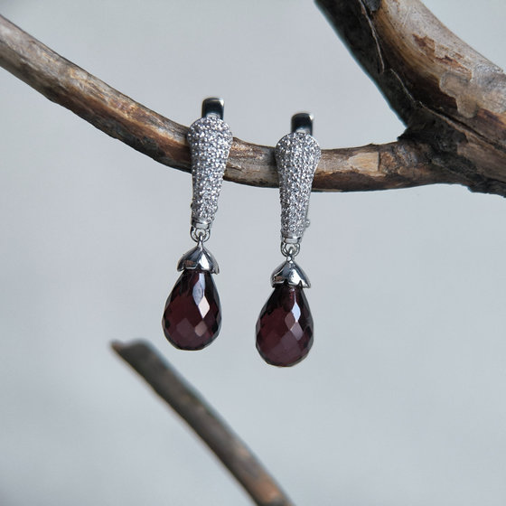 Silver earrings with garnet 11.003ct