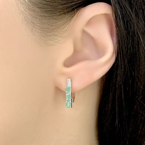 Silver earrings with a 1.133-carat emerald