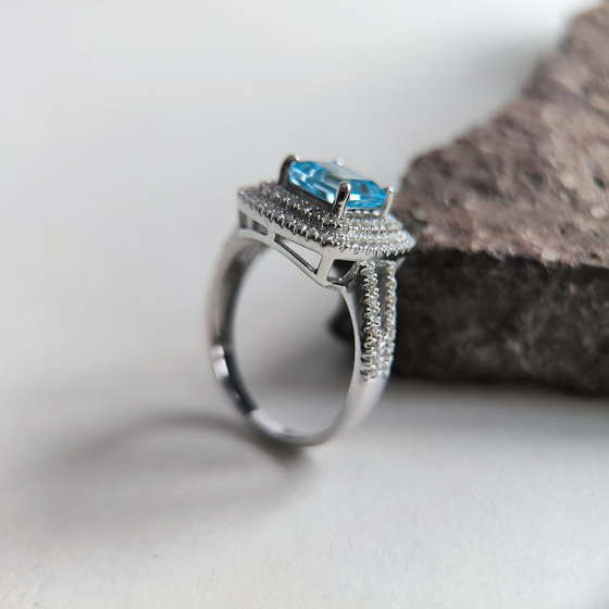 Срібна каблучка з топазом 3.289ct, фіанітами