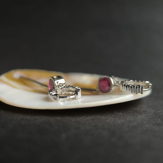 Срібні сережки з рубіном