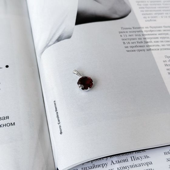 Серебряная подвеска с гранатом