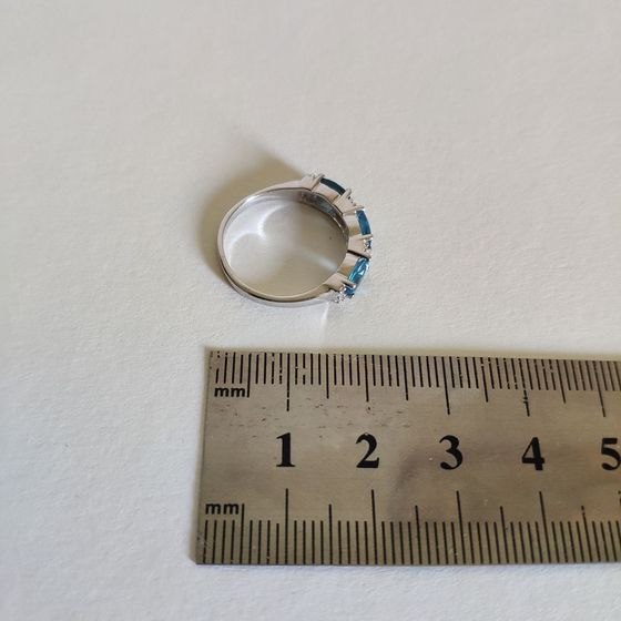 Серебряное кольцо с топазом Лондон Блю 1.011ct, фианитами