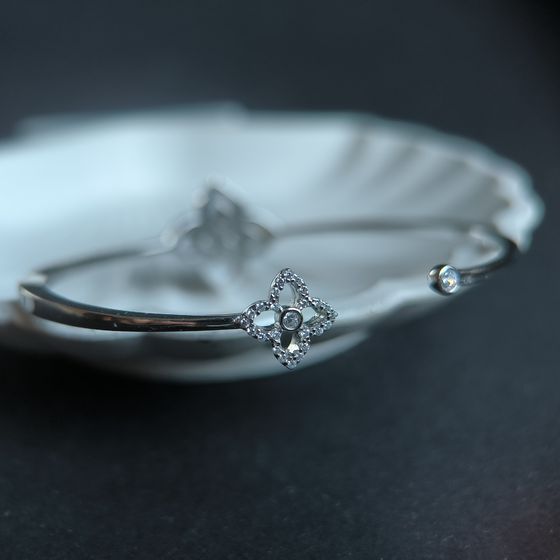 Silver bracelet with mother-of-pearl, phyanites