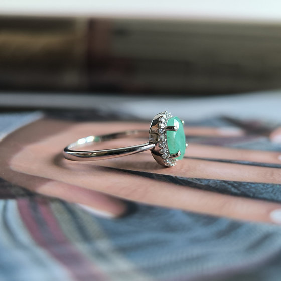 Silver ring with a 1.45-carat emerald