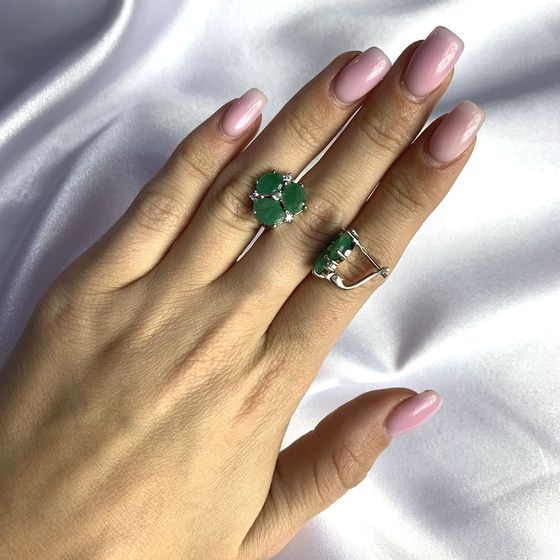 Silver earrings with a 6.474-carat emerald