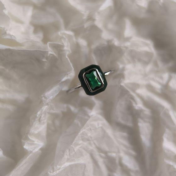 Срібна каблучка з фіанітами, емаллю