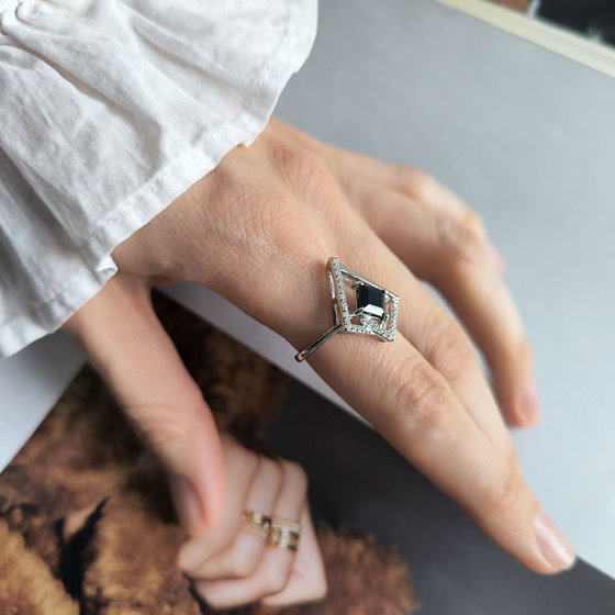 Срібне кільце з сапфіром 1.755ct, фіанітами