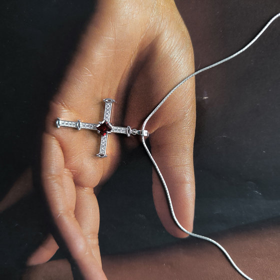 Срібний хрестик з гранатом 1,37 карата, фіанітами