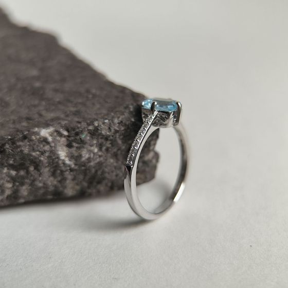 Срібна каблучка з топазом 1.402ct, фіанітами