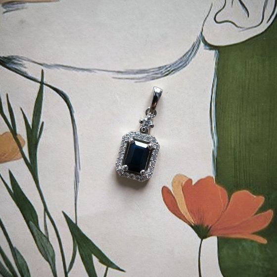 Срібна підвіска з сапфіром 5,58 карата, фіанітами