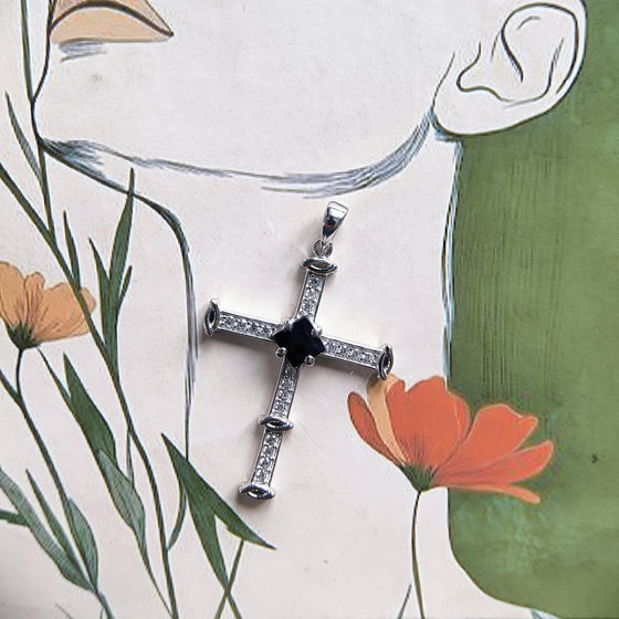 Срібний хрестик з сапфіром 1,334 карата, фіанітами