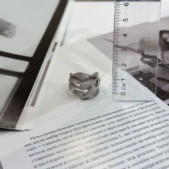 Срібна каблучка з фіанітами, емаллю