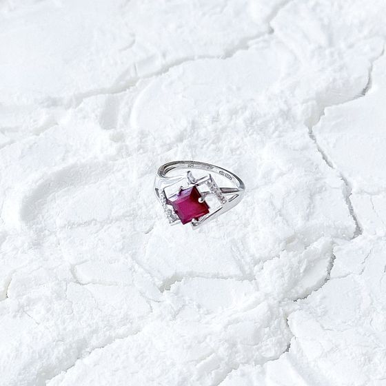 Срібна каблучка з рубіном 2.633ct, фіанітами