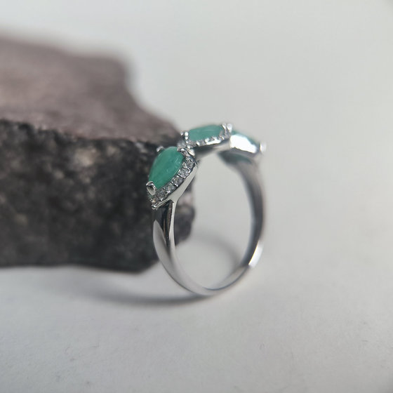 Silver ring with emerald 1.432ct
