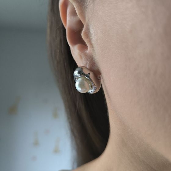 Silver earrings with pearls