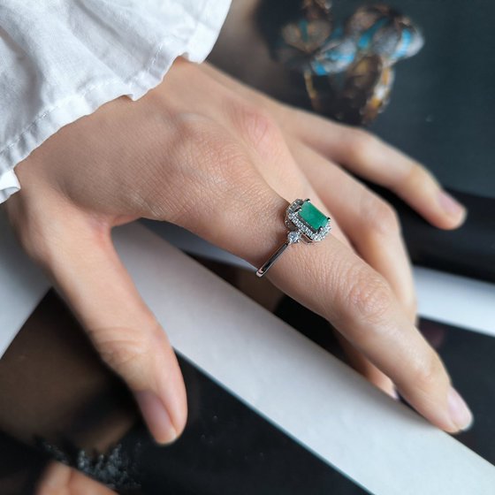 Silver ring with emerald 1.651ct