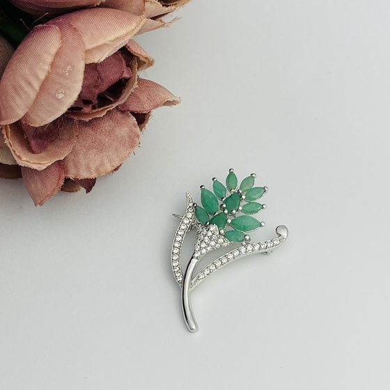 Серебряная брошка с изумрудом 4.447ct