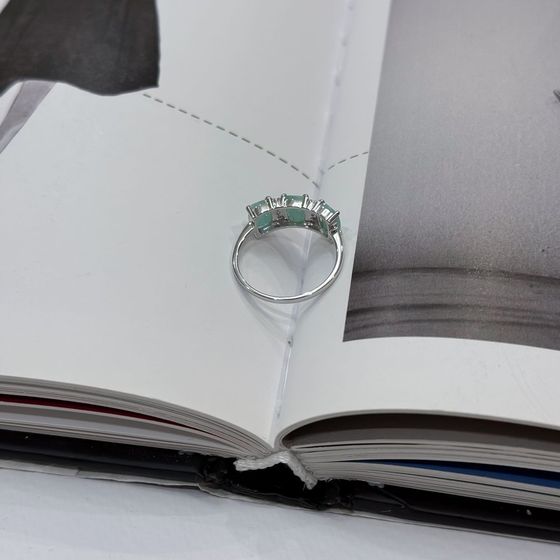 Срібна каблучка зі смарагдом, фіанітами