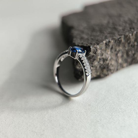 Серебряное кольцо с сапфиром nano 0.92ct, фианитами