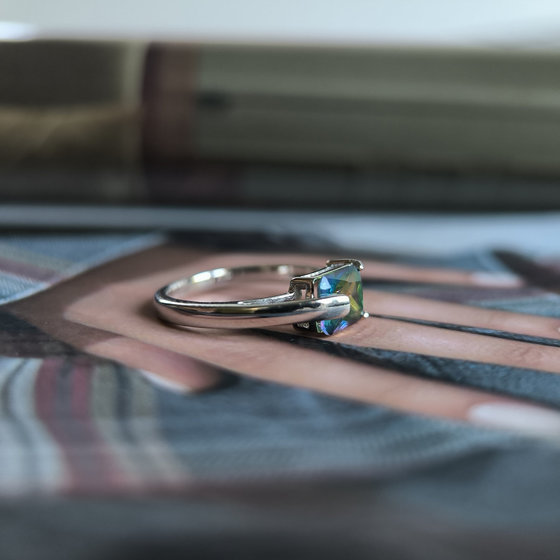 Silver ring with a 1.068-carat mystic topaz