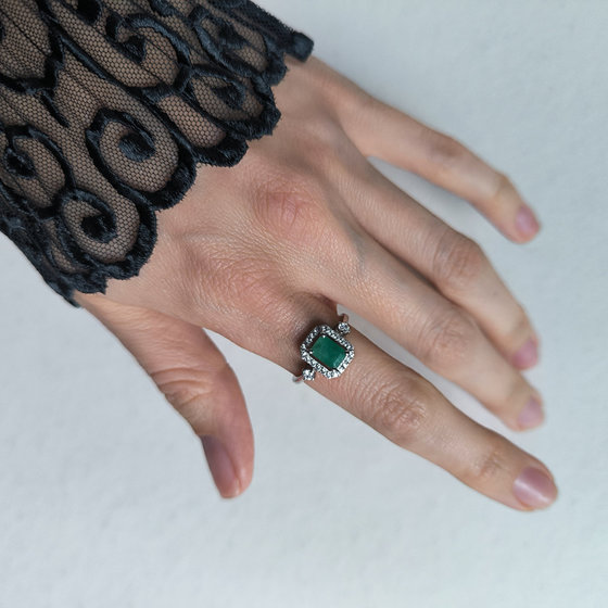 Silver ring with emerald 1.651ct