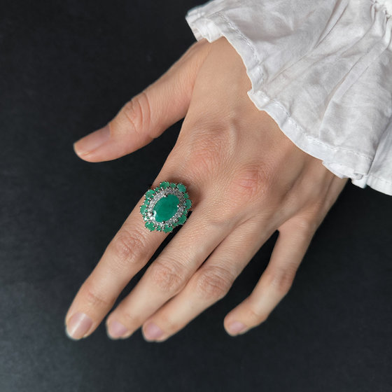 Silver ring with emerald 5.565ct
