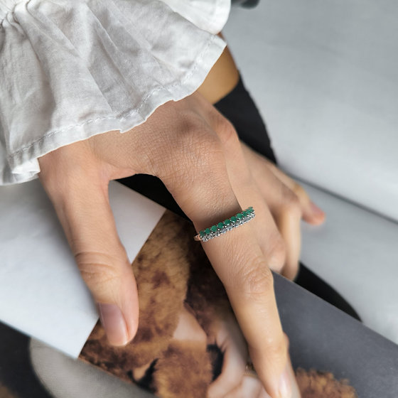 Silver ring with 1.19ct emerald