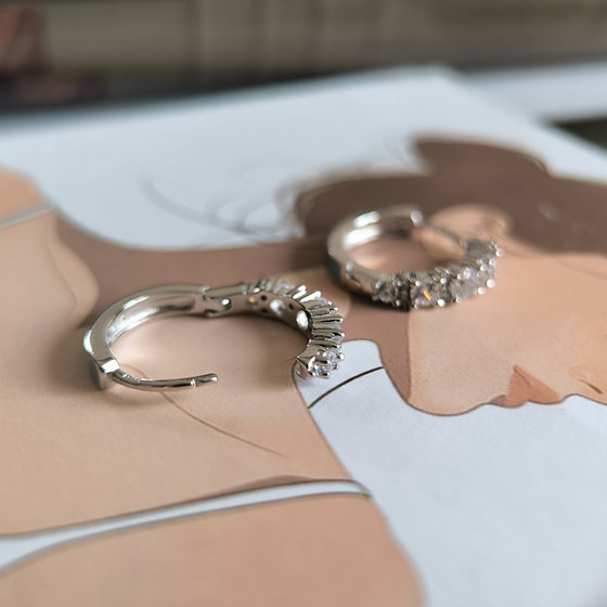 Срібні сережки з фіанітами, емаллю