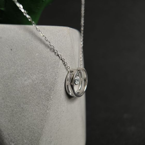 Silver necklace with phianites