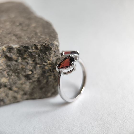 Серебряное кольцо с гранатом