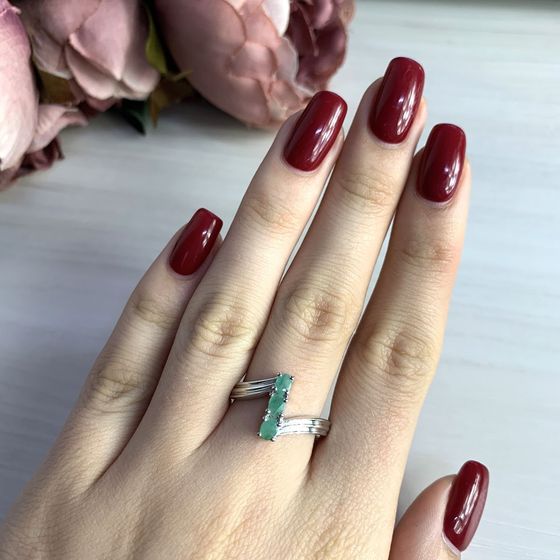 Silver ring with a 0.474-carat emerald