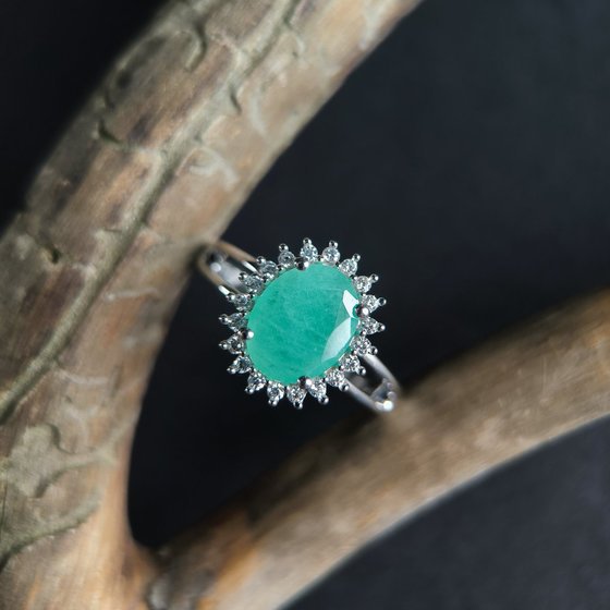 Срібна каблучка зі смарагдом 2,836 карата та фіанітами