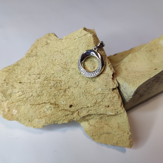 Silver pendant with phianites