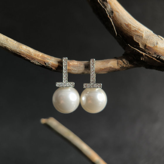 Silver earrings with pearls, pianites