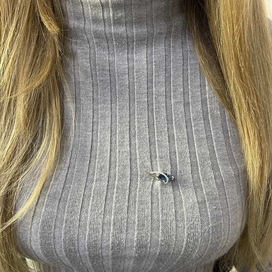 Серебряная брошка с танзанитом nano