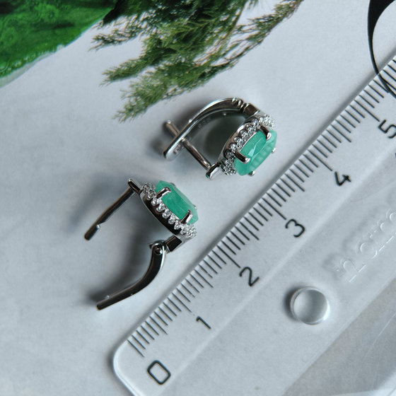 Silver Earrings with a 2.9-carat Emerald