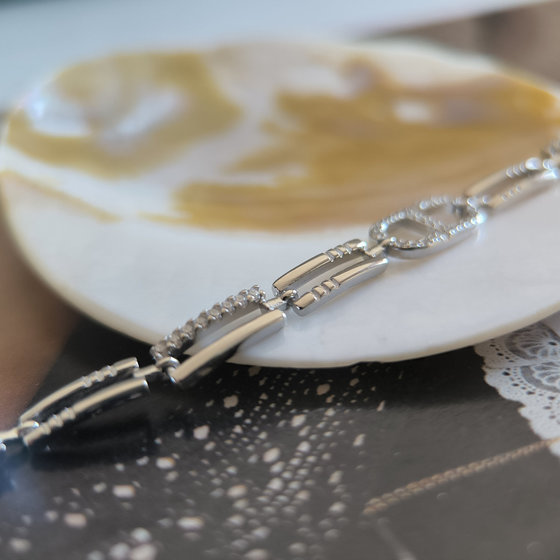 Silver bracelet with cubic zirconia