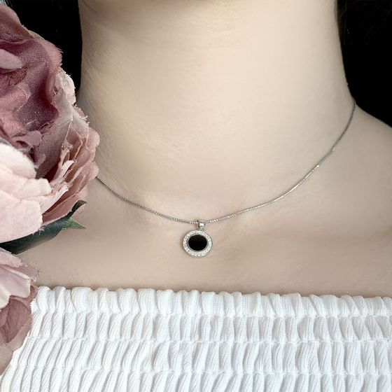 Silver pendant with onyx