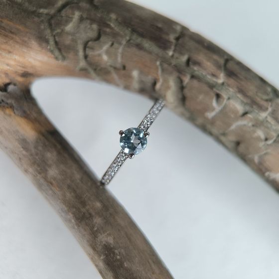 Срібна каблучка з топазом 0.749ct, фіанітами